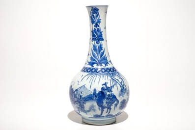 Un vase de forme bouteille en porcelaine de Chine bleu et blanc, &eacute;poque Transition